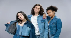 Leia mais sobre o artigo Looks com Jeans para Mulheres Maduras: Do Básico ao Chique