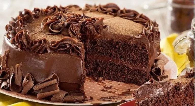 BOLO DE ANIVERSÁRIO DE CHOCOLATE RECHEADO COM BRIGADEIRO E COBERTURA CREMOSA