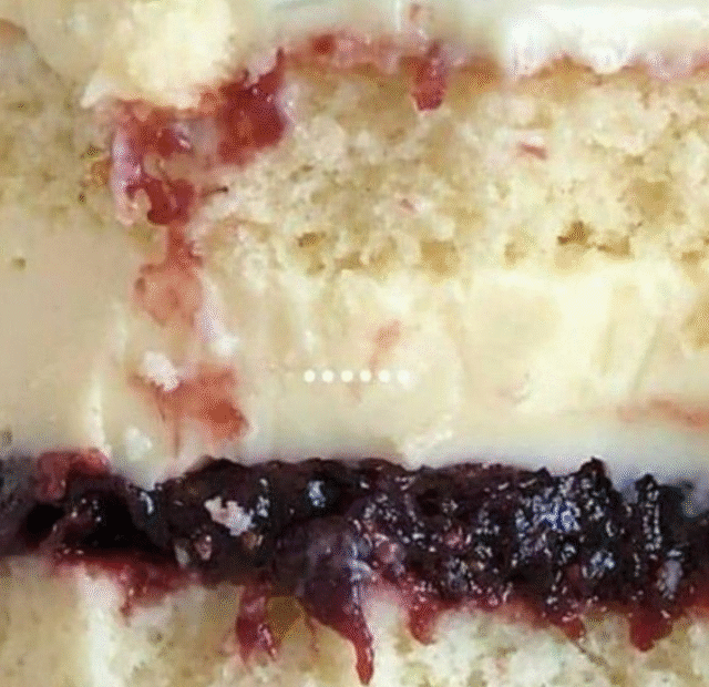 Bolo gelado de frutas vermelhas
