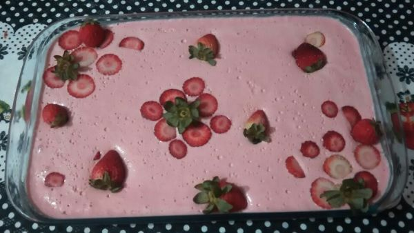 CREME DE IOGURTE COM MORANGO E MEL