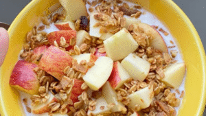 Leia mais sobre o artigo IOGURTE NATURAL COM FRUTAS E GRANOLA