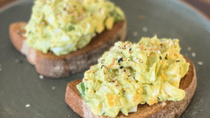 Leia mais sobre o artigo PÃO INTEGRAL COM PASTA DE ABACATE