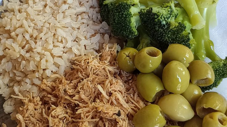 ARROZ INTEGRAL COM FRANGO DESFIADO E BRÓCOLIS