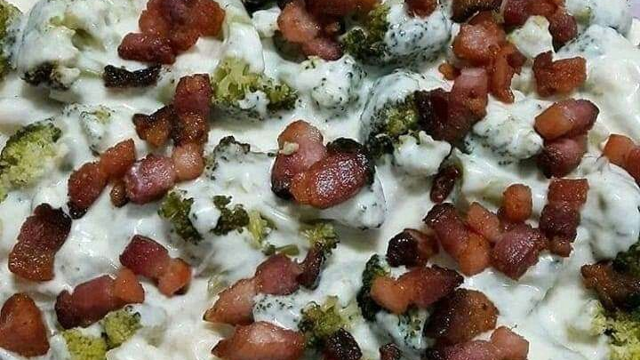 MACARRÃO AO MOLHO BRANCO COM BACON E BRÓCOLIS