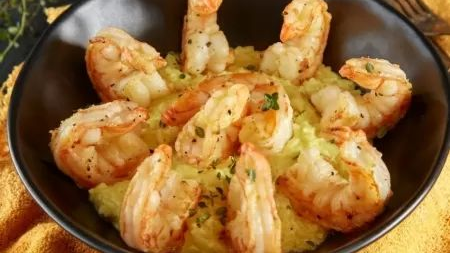 Risoto de camarão com limão siciliano