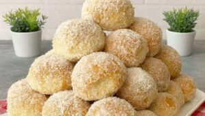 Leia mais sobre o artigo Pãezinhos Lua de Mel — Macios, Recheados e Cobertos com Amor! Essas delícias são tradição nas padarias e festas caseiras, e fazem jus ao nome: são tão macios, doces e irresistíveis que parecem feitos pra momentos especiais!