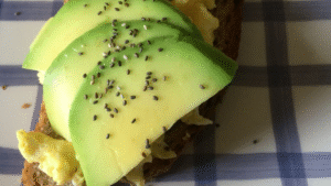 Leia mais sobre o artigo Torrada com Abacate e Ovo