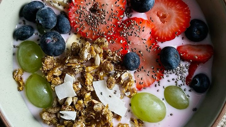 Iogurte com Frutas e Granola