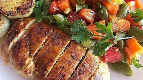 Frango grelhado com legumes no vapor