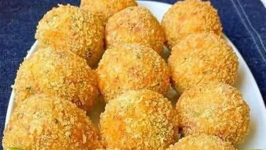 Bolinho de Arroz com Queijo e Calabresa
