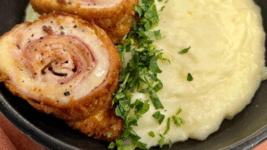 Leia mais sobre o artigo Purê de Batata Gratinado e Frango Recheado com Presunto e Queijo