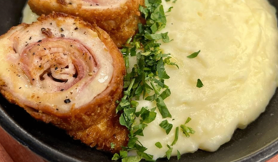 Purê de Batata Gratinado e Frango Recheado com Presunto e Queijo
