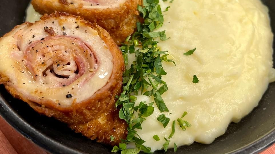 Purê de Batata Gratinado e Frango Recheado com Presunto e Queijo