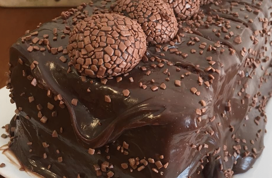 Bolo de Brigadeiro com Casquinha Crocante