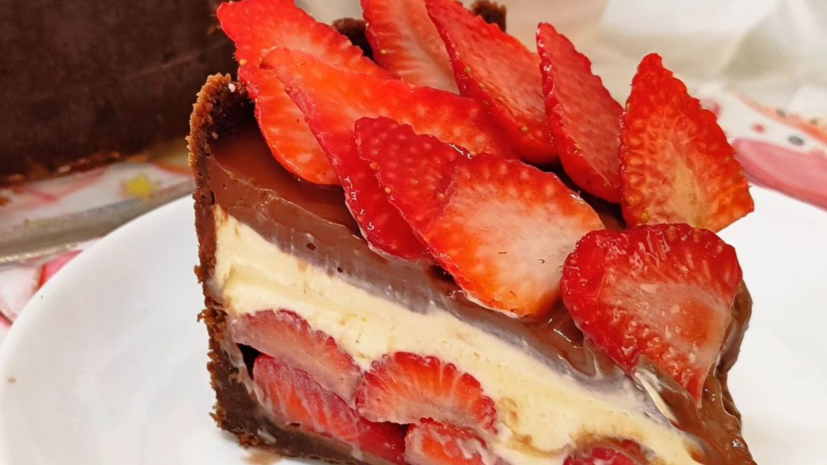 Torta Cremosa de Chocolate com Morangos
