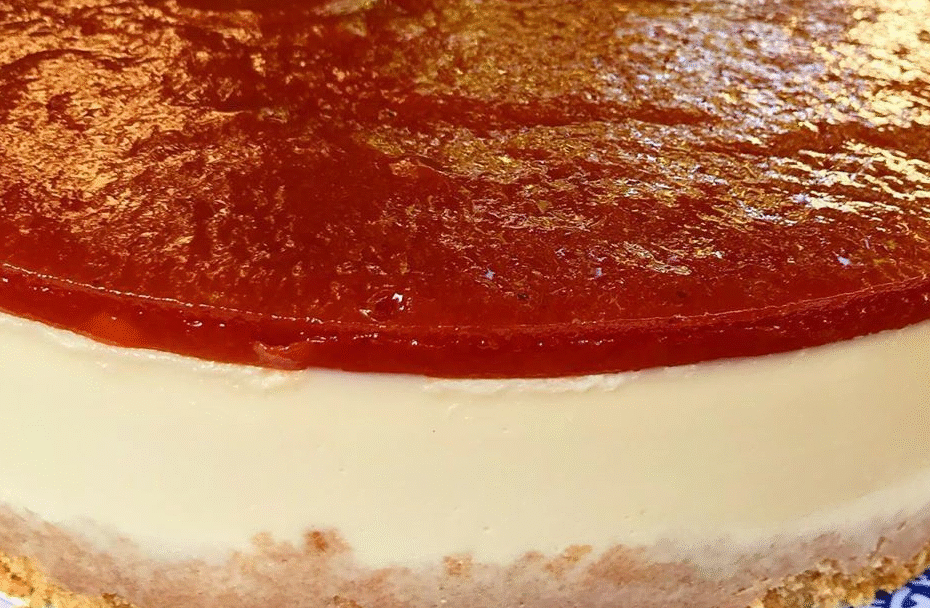 Torta Cremosa de Queijos com Calda de Goiabada