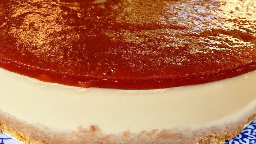 Torta Cremosa de Queijos com Calda de Goiabada