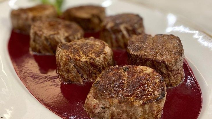 Medalhão de filé mignon ao molho de vinho do porto