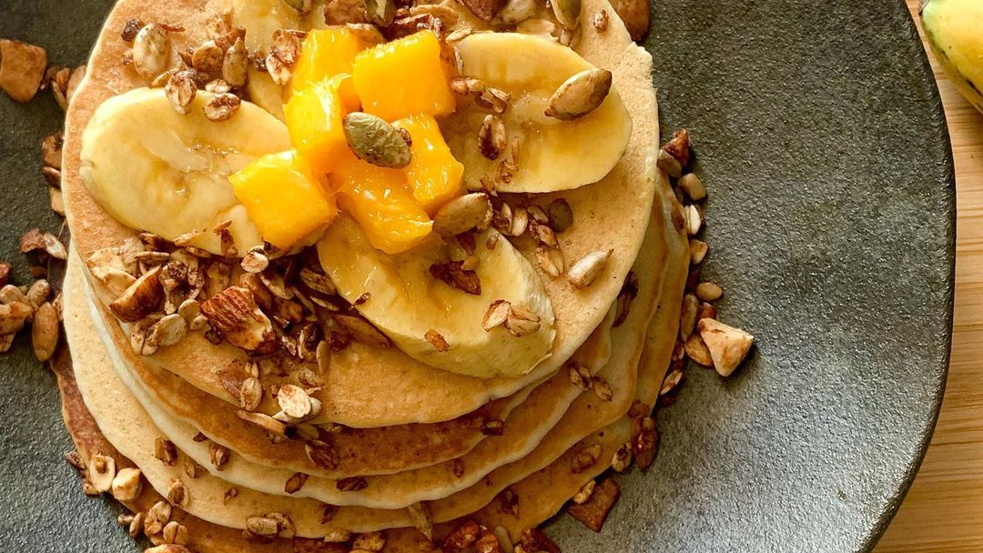 Panquecas integrais com mel e frutas frescas