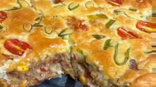 Torta de atum com cebola e tomate