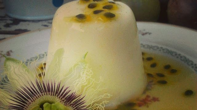 Panna cotta de iogurte com calda de maracujá