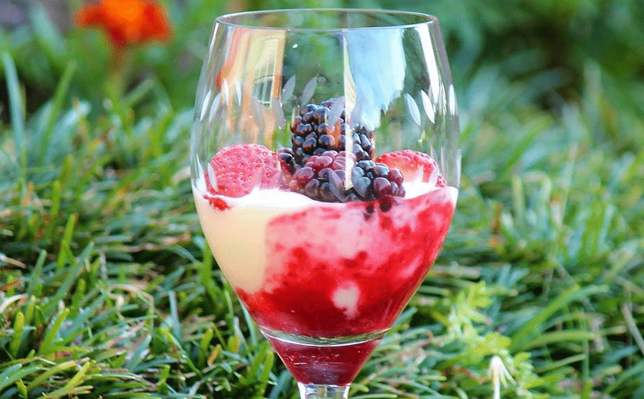 Mousse de queijo com geleia de frutas vermelhas