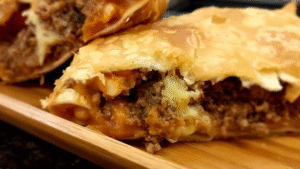 Leia mais sobre o artigo Pastel Grande de Carne com Queijo