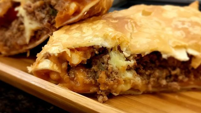 Pastel Grande de Carne com Queijo