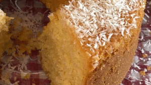 Leia mais sobre o artigo Bolo de Fubá com Canela e Coco