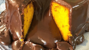 Leia mais sobre o artigo Bolo de Cenoura com Cobertura de Chocolate