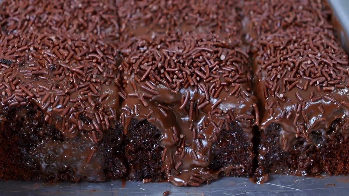 O ChatGPT disse:
Bolo Recheado de Chocolate com Massa Molhadinha