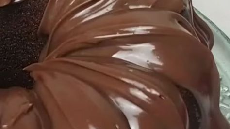 Bolo Vulcão Explosão Cremosa de Chocolate Infinito