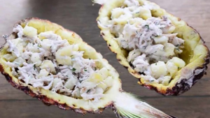 Leia mais sobre o artigo Salada tropical de abacaxi e frango