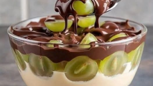 Leia mais sobre o artigo TAÇA DE UVA COM CREME E MOUSSE DE CHOCOLATE