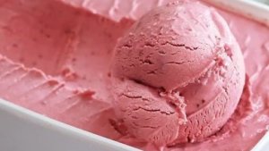 Leia mais sobre o artigo Sorvete de Morango com Suco Tang