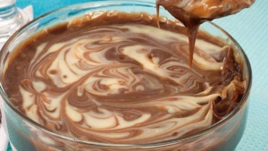 Leia mais sobre o artigo Pudim Mesclado de LEITE NINHO e CHOCOLATE