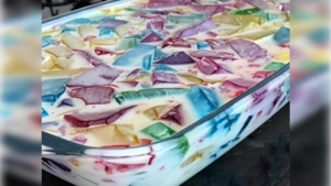 Leia mais sobre o artigo Gelatina Tutti Frutti com Morango e Leite Condensado Cremosa