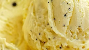 Leia mais sobre o artigo Sorvete de Tang de Maracujá Caseiro, Cremoso e Muito Fácil